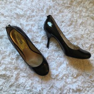 MK Black pumps